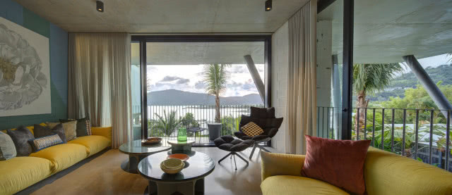 salon z dużym oknem, na drugim planie morze