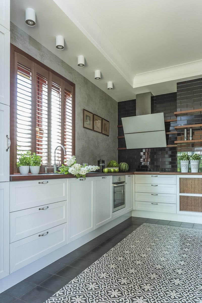 Biało-czarną kuchnię ocieplają drewniane blaty i...