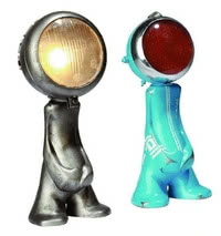 Lampki-roboty z elementów metalowych zabawek i...