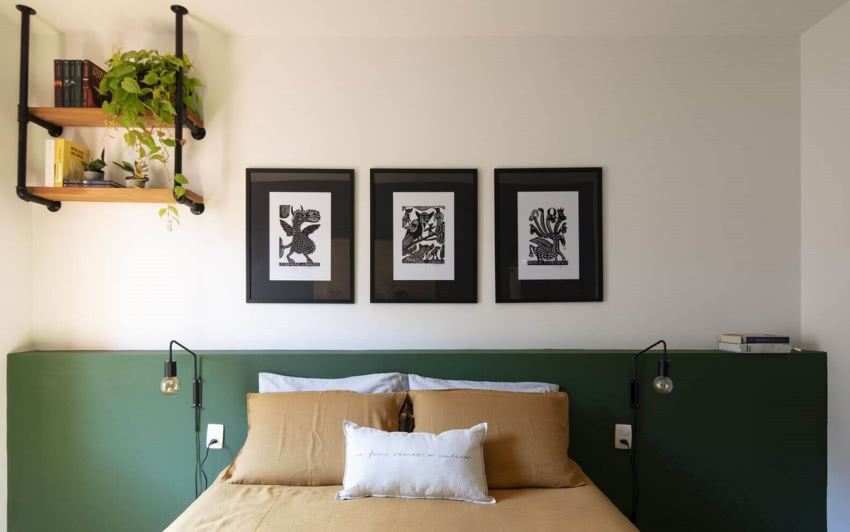 Zielona drewniana zabudowa z półką tworzy z...