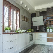 Wzorzysta tapeta, płytki imitujące drewno i...