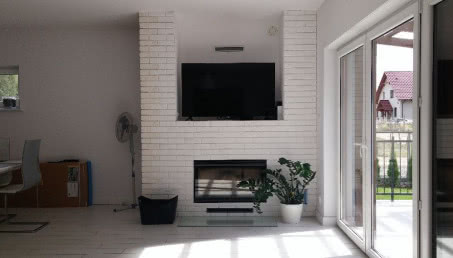 Ściana z kominkiem w salonie