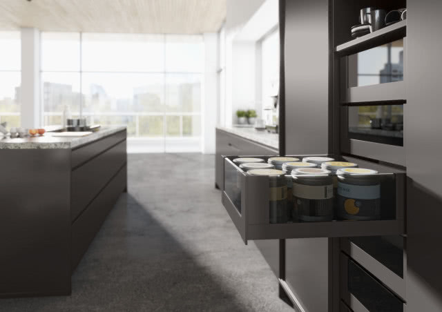 wyspa kuchenna, czarne meble kuchenne, szuflada ze szklanymi bokami