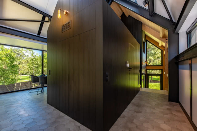 dom w domku, czarne drewno