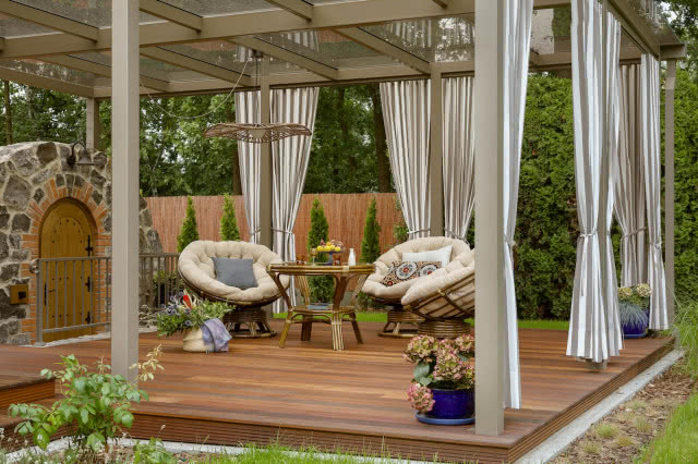 taras w ogrodzie z zasłonami 
