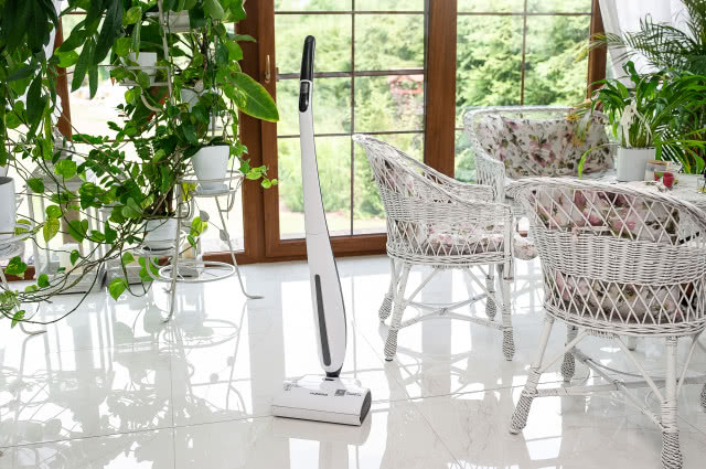 stół z krzesłami, mop, zielone kwiaty w doniczkach, duże okno tarasowe, ogród