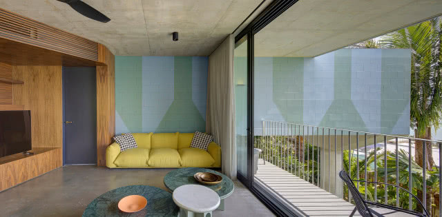 żółta kanapa, za przesuwnym oknem - balkon