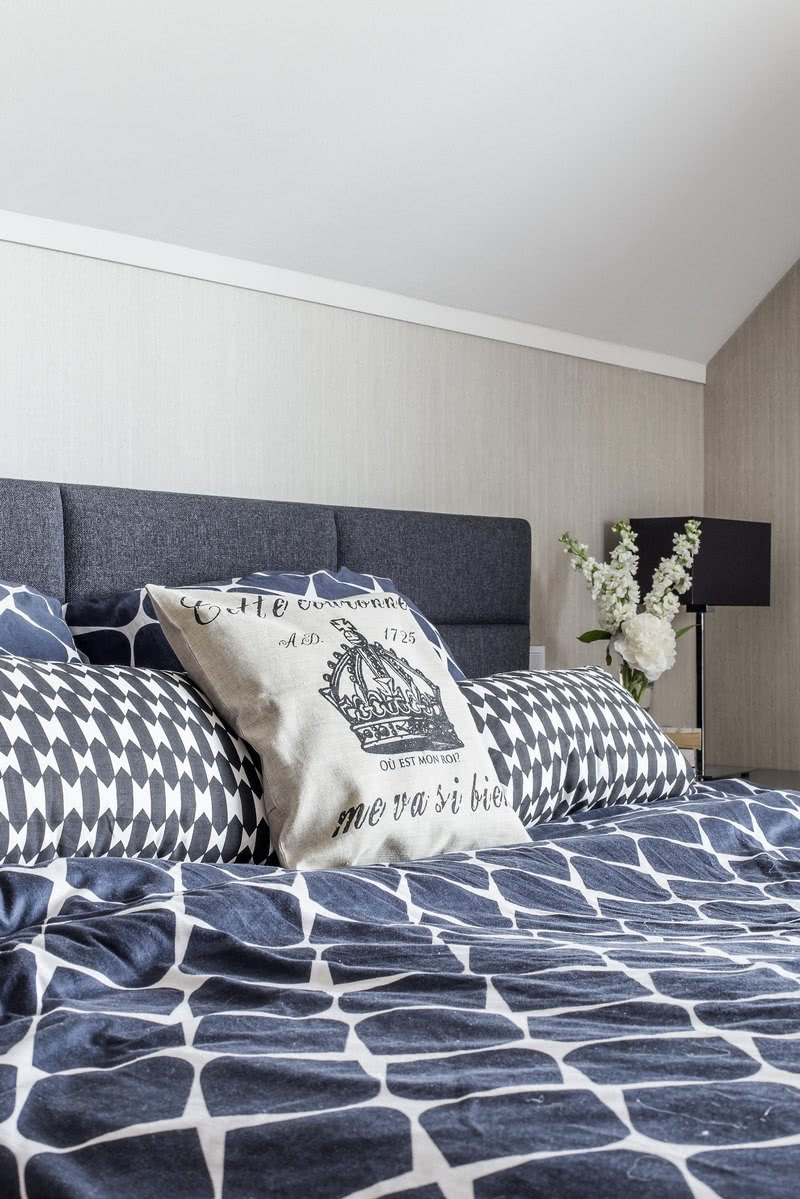 Tapicerowane łóżko, dekoracyjne poduszki i...