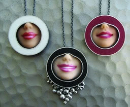 Naszyjniki z uśmiechów lalek Barbie, Margaux...