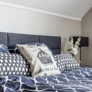 Wzorzysta tapeta, płytki imitujące drewno i...