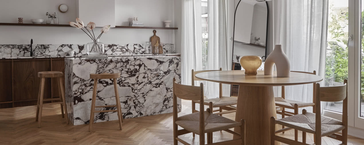 Stonowane mieszkanie w Wilanowie. Dominuje w nim marmur i drewno!