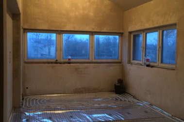 Oświetlenie w salonie z wysokim sufitem