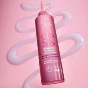 Glossy Hair bez wizyty w salonie. Ta płukanka po myciu wygładza włosy w 10 sekund