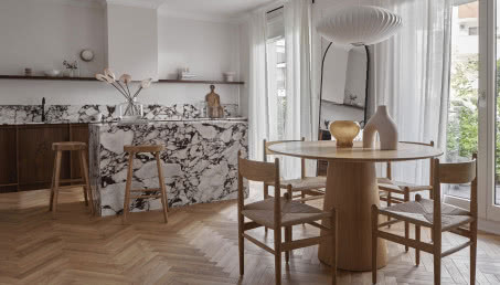 Stonowane mieszkanie w Wilanowie. Dominuje w nim marmur i drewno!