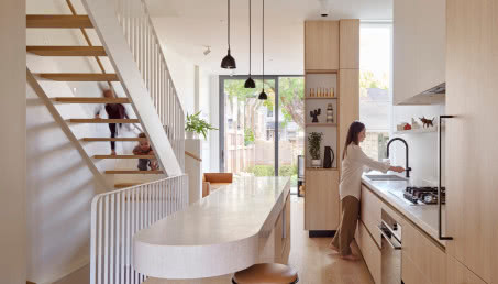 Wąski dom wypełniony światłem! Dużym wyzwaniem była ograniczona przestrzeń