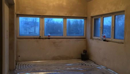 Oświetlenie w salonie z wysokim sufitem