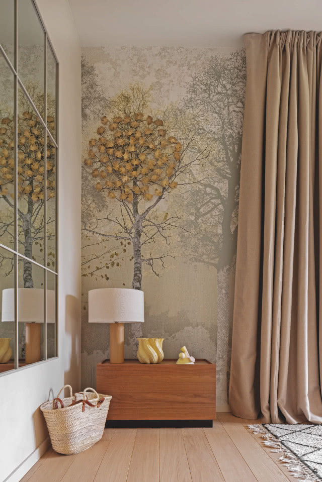 tapeta i rzeźba w sypialni drzewa