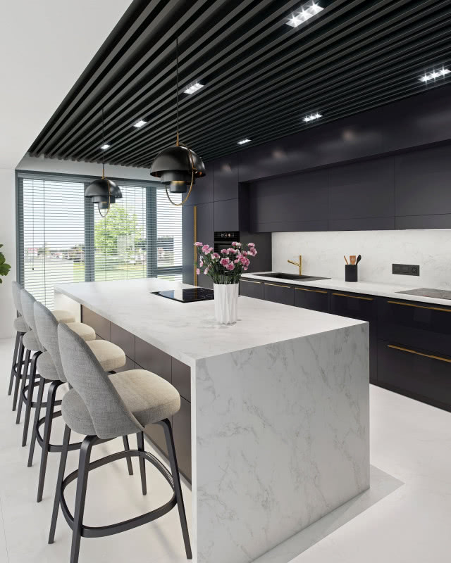 Czarna kuchnia z marmurem i lamelami na suficie