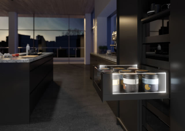 wyspa kuchenna, czarne meble kuchenne, szuflada ze szklanymi bokami i podświetlana