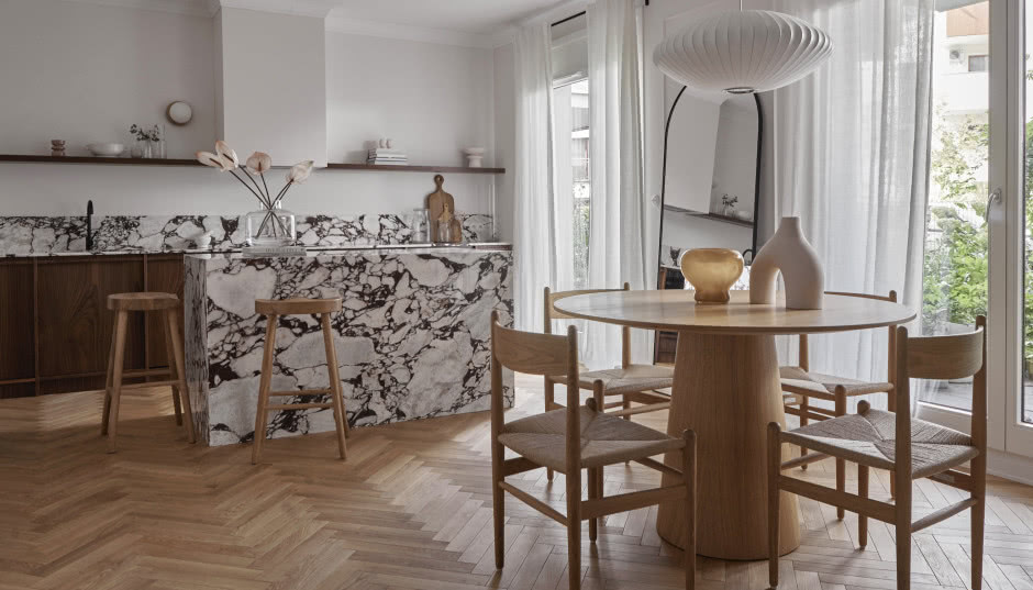 Stonowane mieszkanie w Wilanowie. Dominuje w nim marmur i drewno!