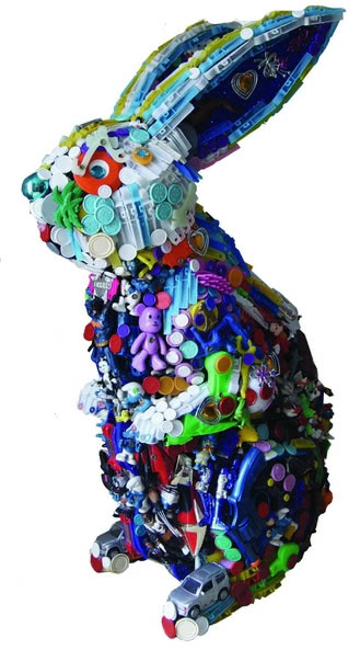 Patchworkowa rzeźba królika z plastikowych...