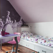 Wzorzysta tapeta, płytki imitujące drewno i...