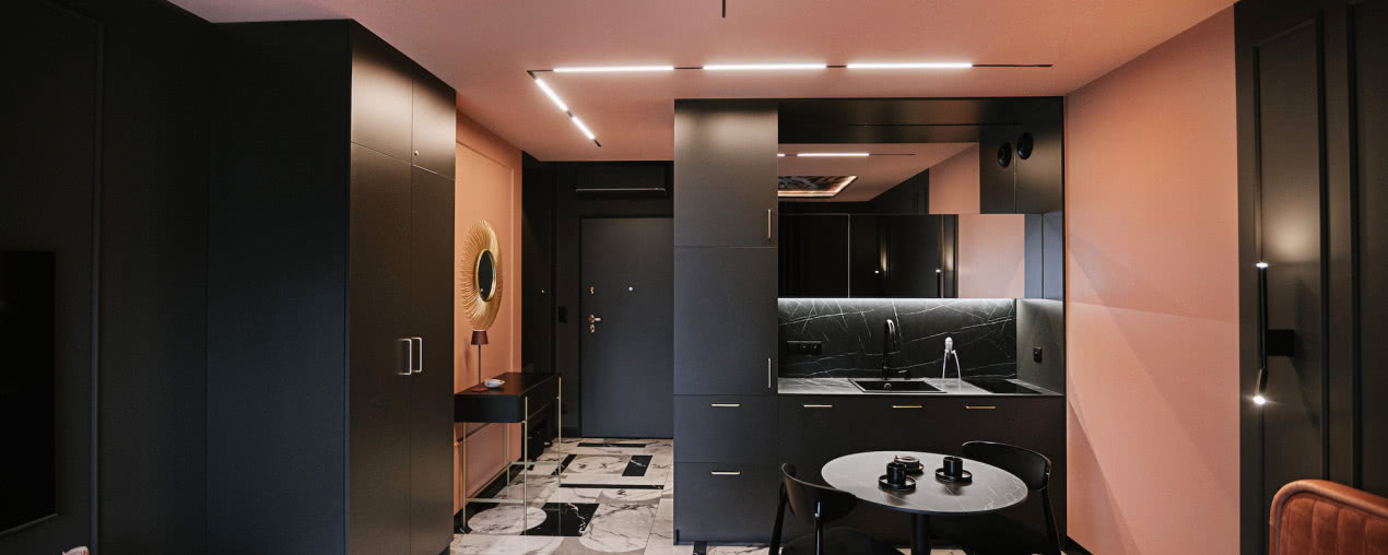 Czarno-różowy apartament. Wnętrza jak scenografia teatralna