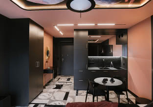 Czarno-różowy apartament. Wnętrza jak scenografia teatralna