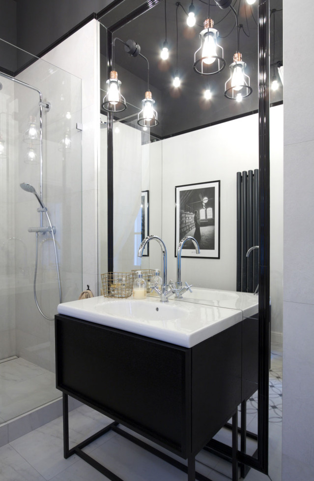 Czarno biała łazienka