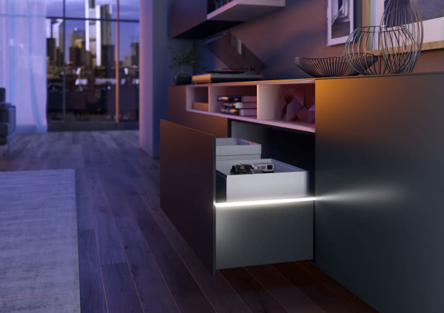 szuflada z profilami LED, czarne fronty kuchenne, adapter, książki, ozdoby z drutu