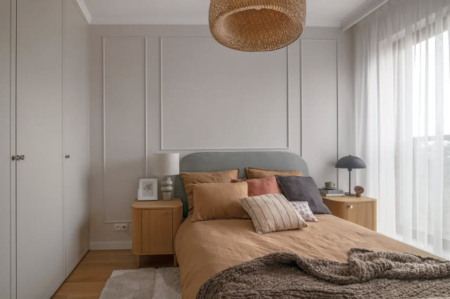 Sypialnia ze sztukaterią w stylu scandi boho