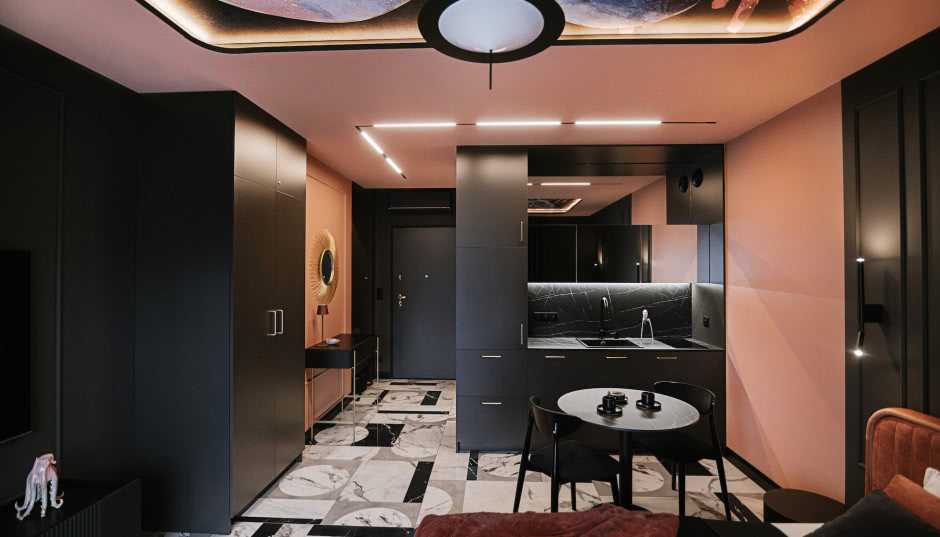 Czarno-różowy apartament. Wnętrza jak scenografia teatralna