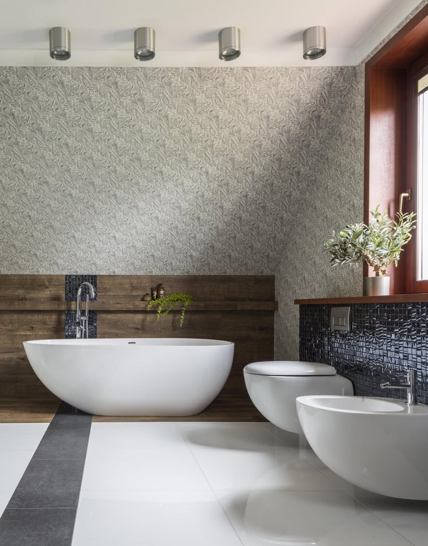 Wzorzysta tapeta, płytki imitujące drewno i...