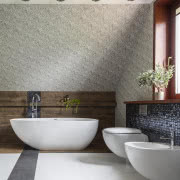 Wzorzysta tapeta, płytki imitujące drewno i...