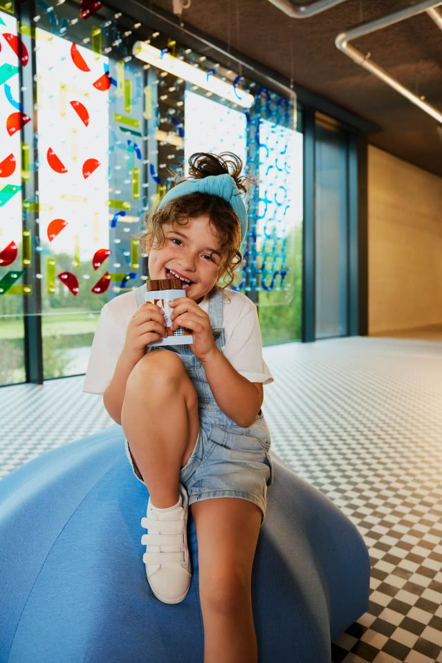 dziewczynka z tabliczką czekolady