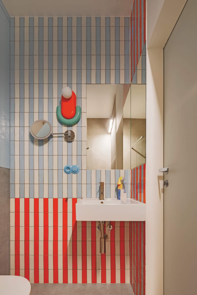kolorowe pionowe płytki w łazience 