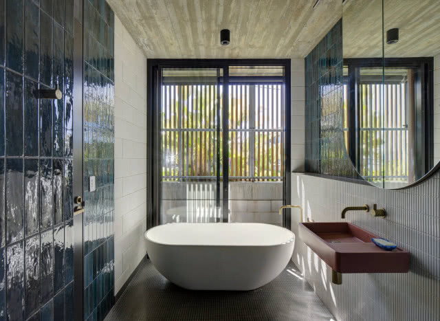 na środku wanna, z tyłu drewniany ekran