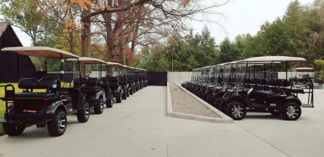 pojazdy elektryczne na parkingu