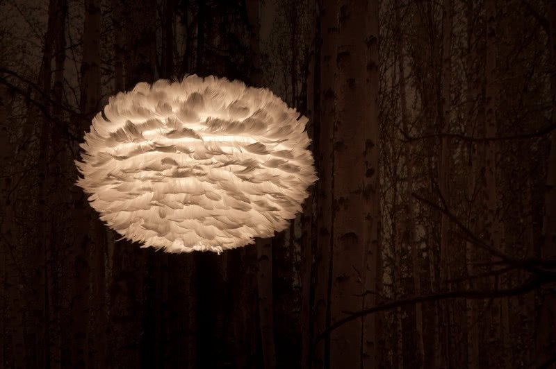 Lampa Eos pokryta naturalnymi gęsimi piórami