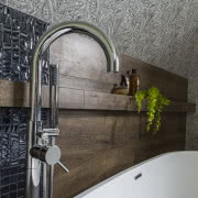 Wzorzysta tapeta, płytki imitujące drewno i...