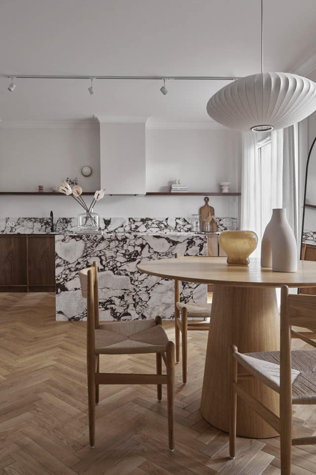 Jadalnia z otwartą kuchnią i kamienną wyspą kuchenną
