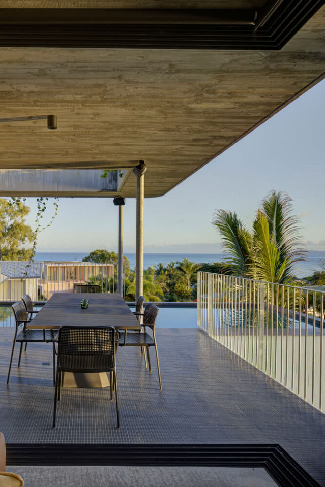 basen, na pierwszym planie stół