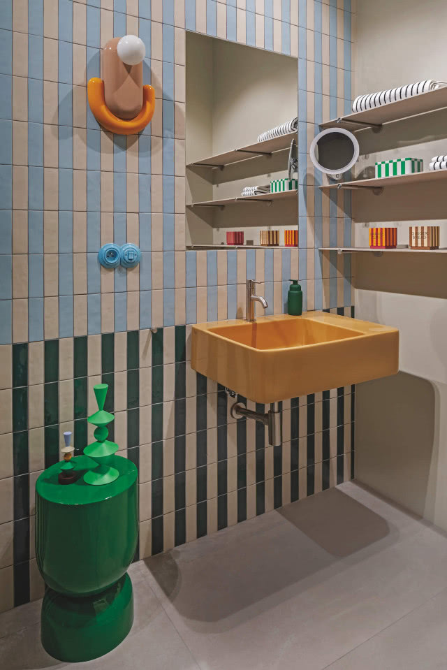 kolorowe płytki w łazience i żółta umywalka