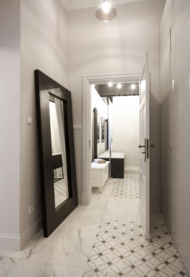 Hol z dużym lustrem stojącym