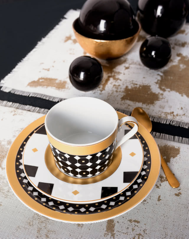 porcelanowe filiżanki ze spodkami i talerzykami deserowymi