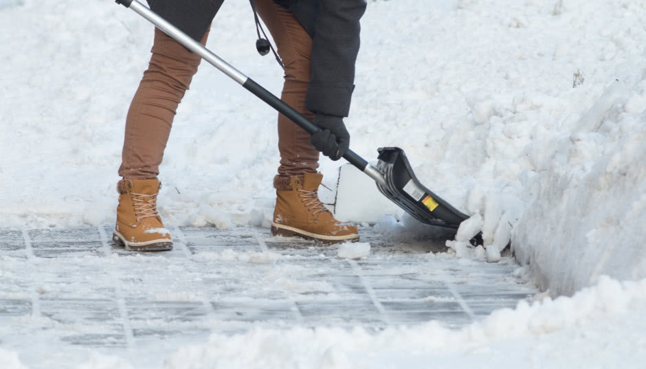 Sposoby na odśnieżanie - jak zrobić to szybko i wygodnie?