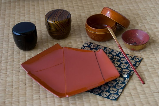 Czerwona i czarna laka japońska - utensylia do ceremonii herbacianej