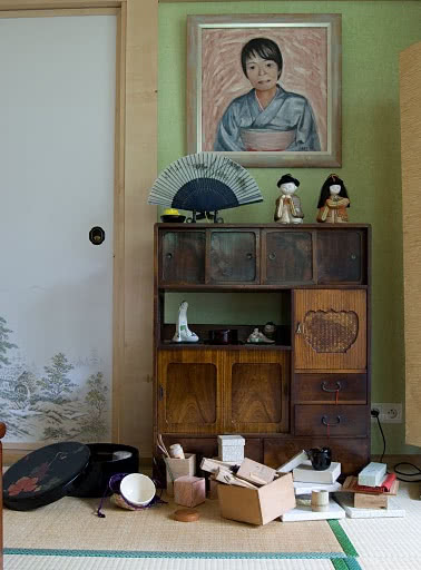 Japońska szafeczka skrywająca kolekcję ceramiki...