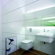 W białej łazience (gościnnej) można za to...