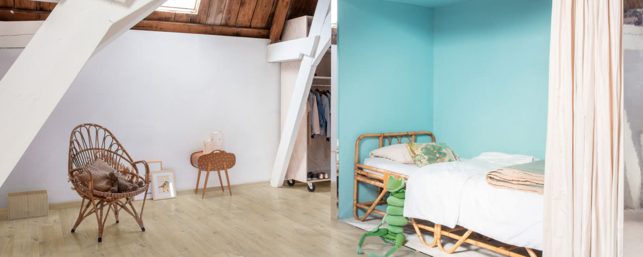 Jak zaaranżować poddasze? Podłoga jako fundament funkcjonalnej przestrzeni